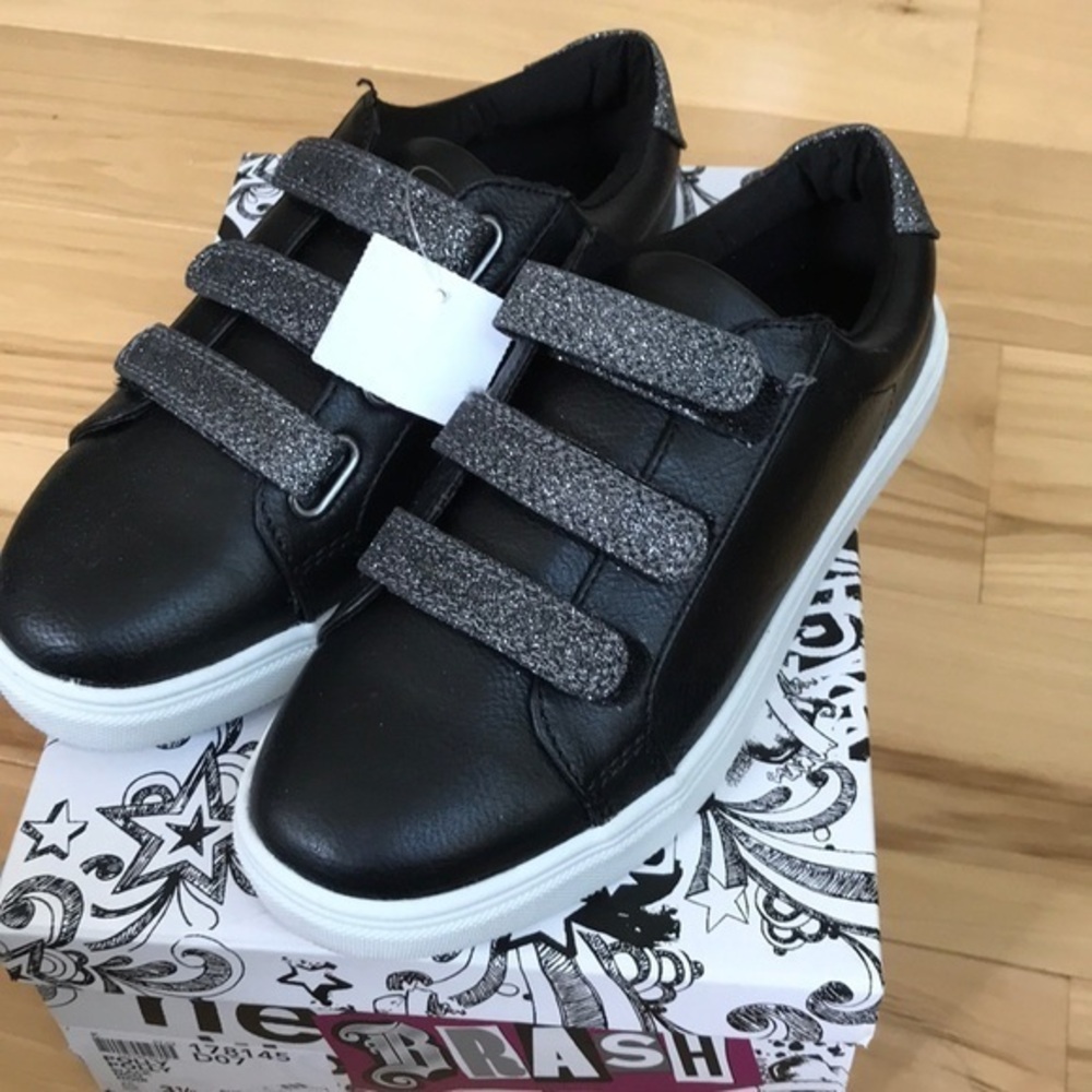 Brash fashion sneaker NWT.